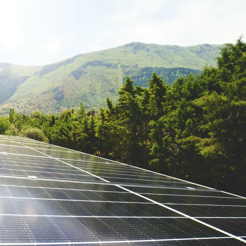 Newergies - Ipari napelemes rendszer teljes körű megvalósítása, energiatároló