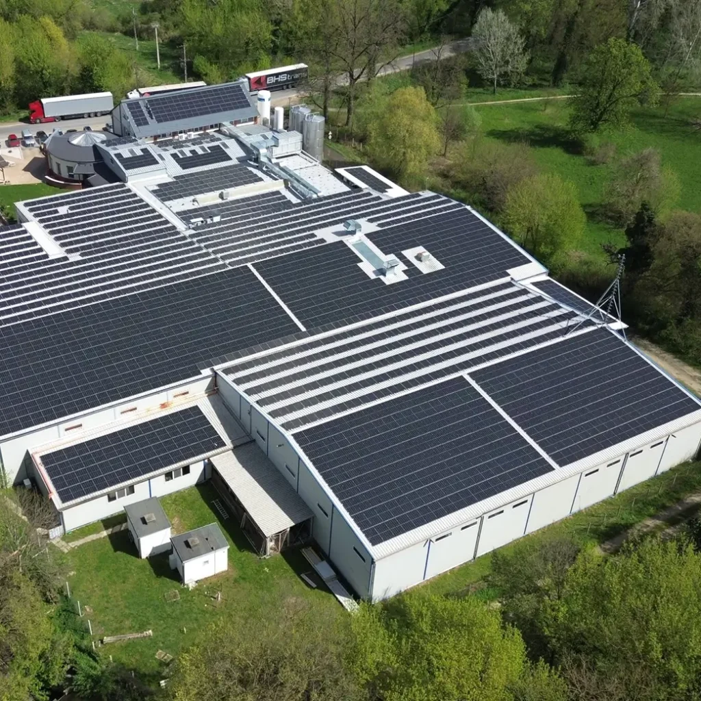 Nagy teljesítményű napelemek ipari épületek tetején