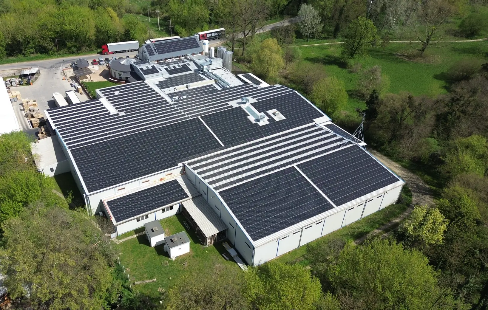 Nagy teljesítményű napelemek ipari épületek tetején