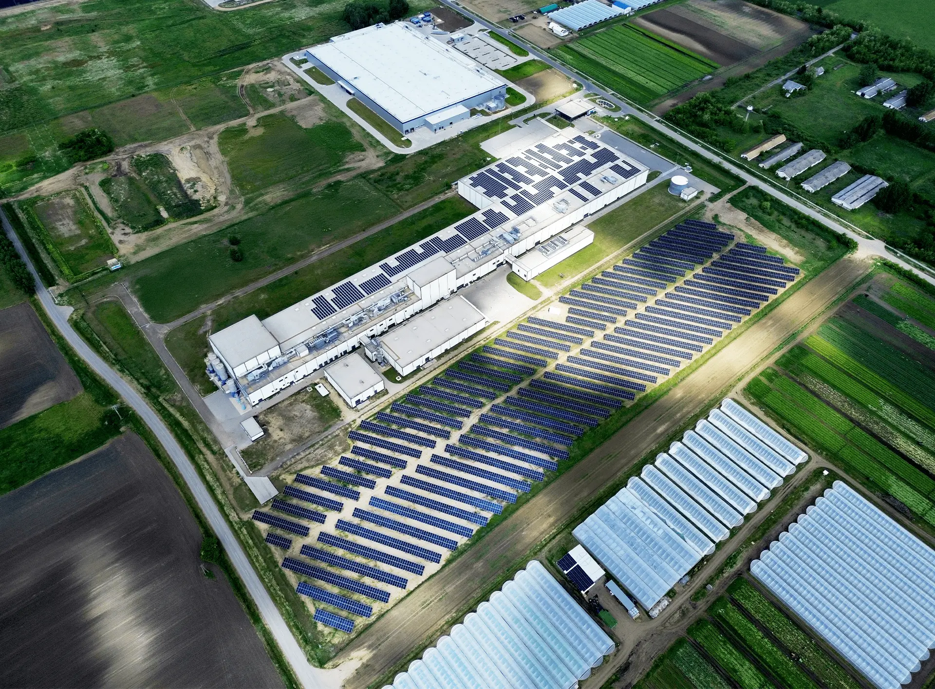 A NEWERGIES Kft. eddigi legnagyobb projektje az 5 MW-os napelem rendszer felülnézetből.