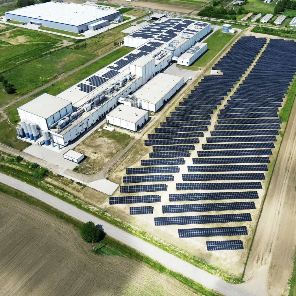 A jászfényszarui telephely, ahol a NEWERGIES Kft. eddigi legnagyobb projektje, az 5 MW-os napelem rendszer található, drónos felvételről.