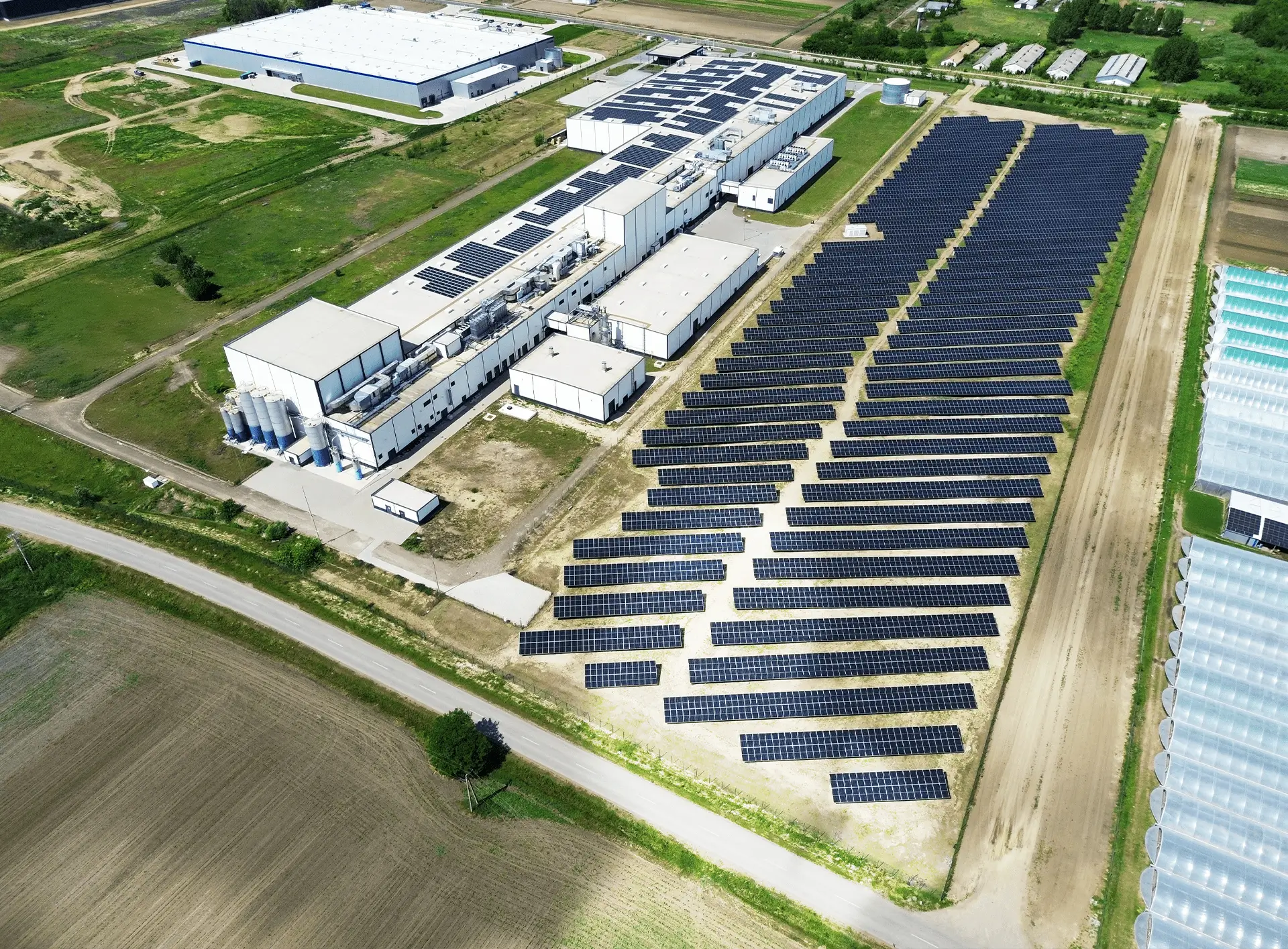 A jászfényszarui telephely, ahol a NEWERGIES Kft. eddigi legnagyobb projektje, az 5 MW-os napelem rendszer található, drónos felvételről.