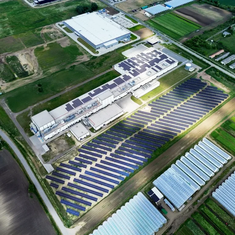 Jászfényszaru - több mint 8 000 napelem, 5000 kW