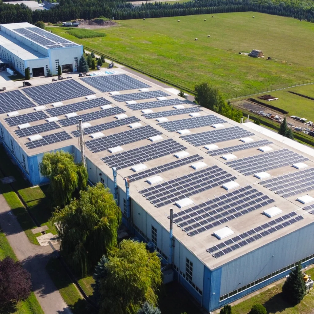 megújuló energiaforrás, napelemek egy zöld mezőn – Newergies Kft.