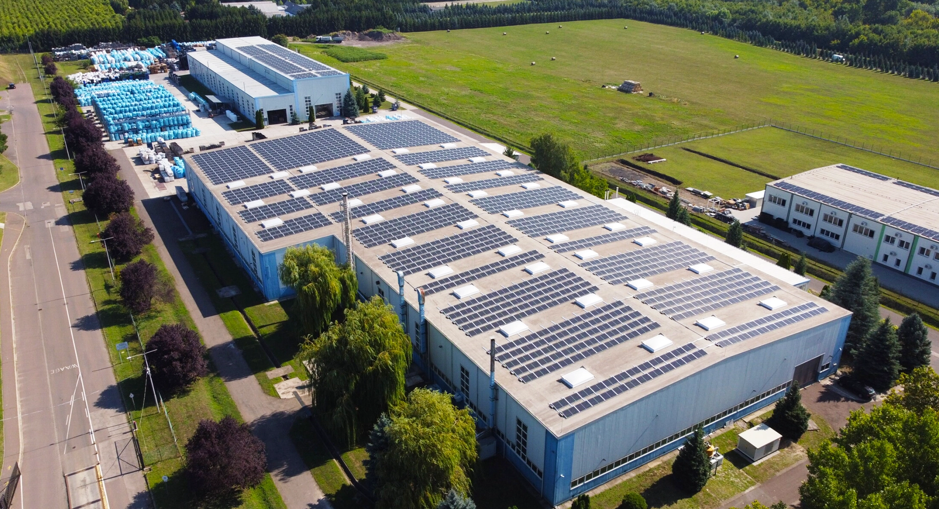 megújuló energiaforrás, napelemek egy zöld mezőn – Newergies Kft.