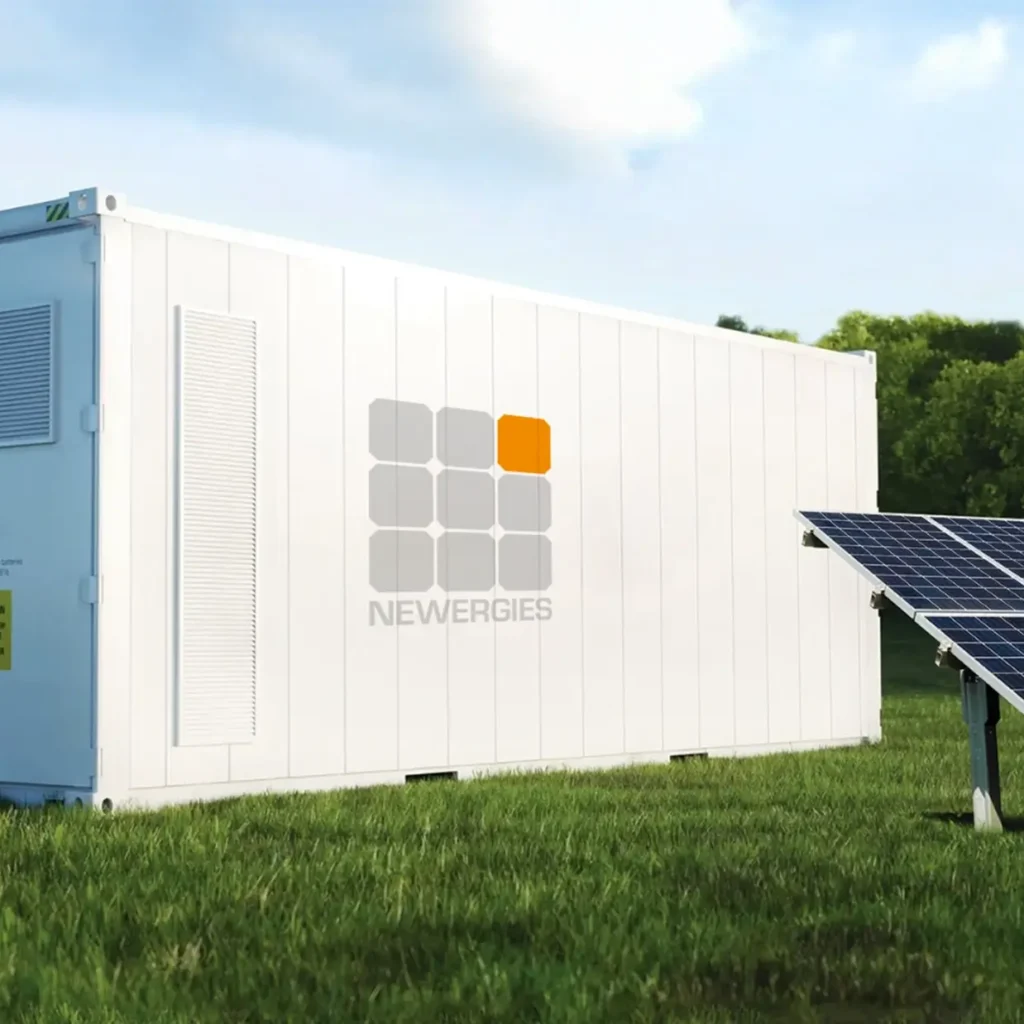 NEWERGIES energiatároló rendszer ipari környezetben, napenergia tárolás céljából napelem modulok mellett zöld mezőn.