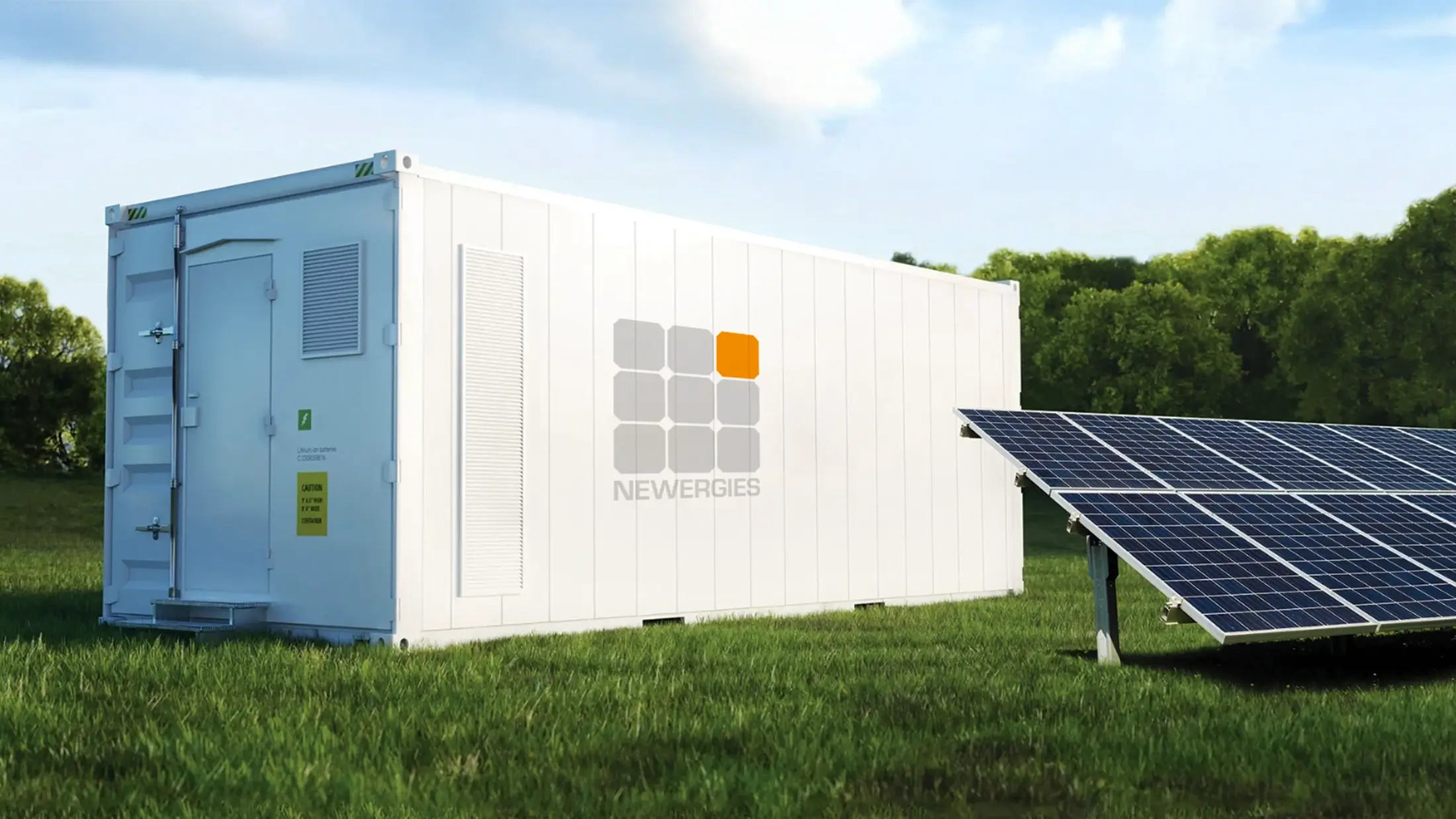 NEWERGIES energiatároló rendszer ipari környezetben, napenergia tárolás céljából napelem modulok mellett zöld mezőn.