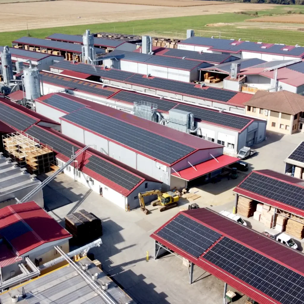 Ipari napelem egymás mellett vállalati környezetben. - NEWERGIES Kft.