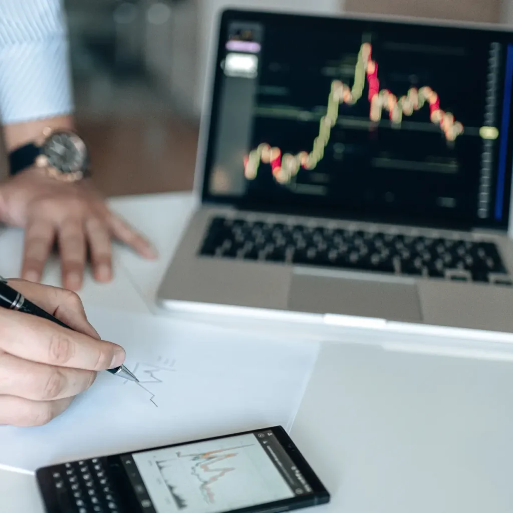 Egy férfi a napelem megtérülési idejét számítja ki az előzetes energiamérések alapján.